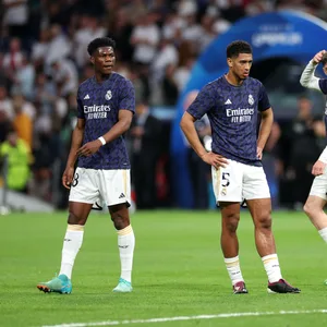Jude Bellingham, Federico Valverde, Vinicius Junior und Aurelien Tchouameni wärmen sich auf