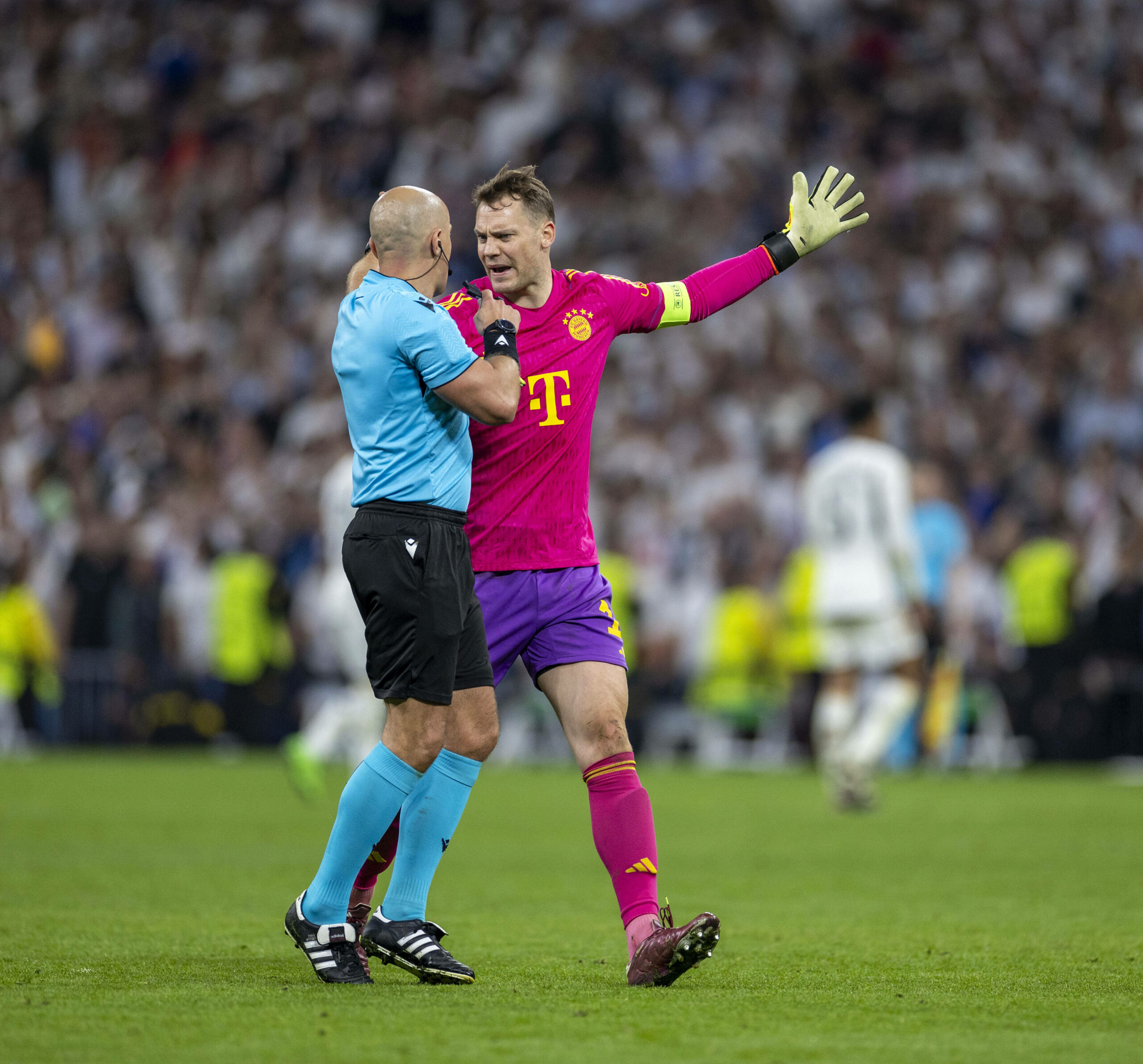 Manuel Neuer beschwert sich bei Schiedsrichter Szymon Marciniak