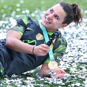 Lena Oberdorf liegt lächelnd im Konfetti-Regen