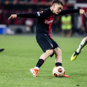 Florian Wirtz mit einem Schuss beim Spiel gegen die AS Rom.