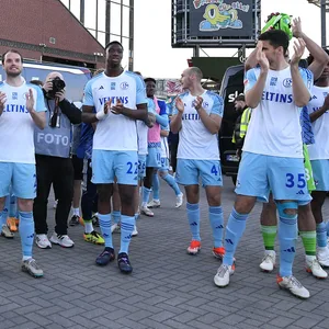 Die Schalker Mannschaft jubelt vor dem Millerntor.