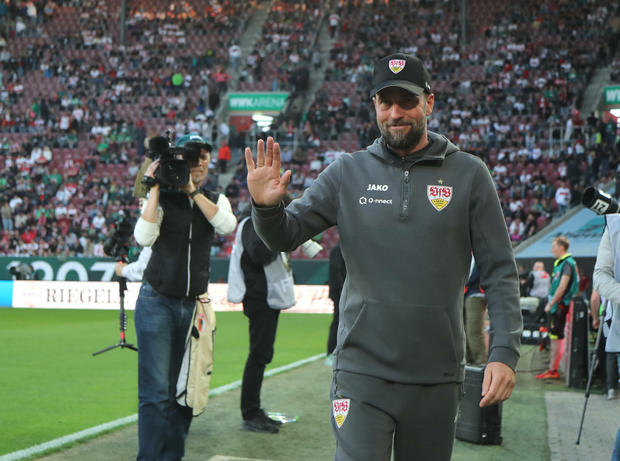 Stuttgart-Trainer Sebastian Hoeneß winkt
