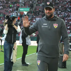 Stuttgart-Trainer Sebastian Hoeneß winkt