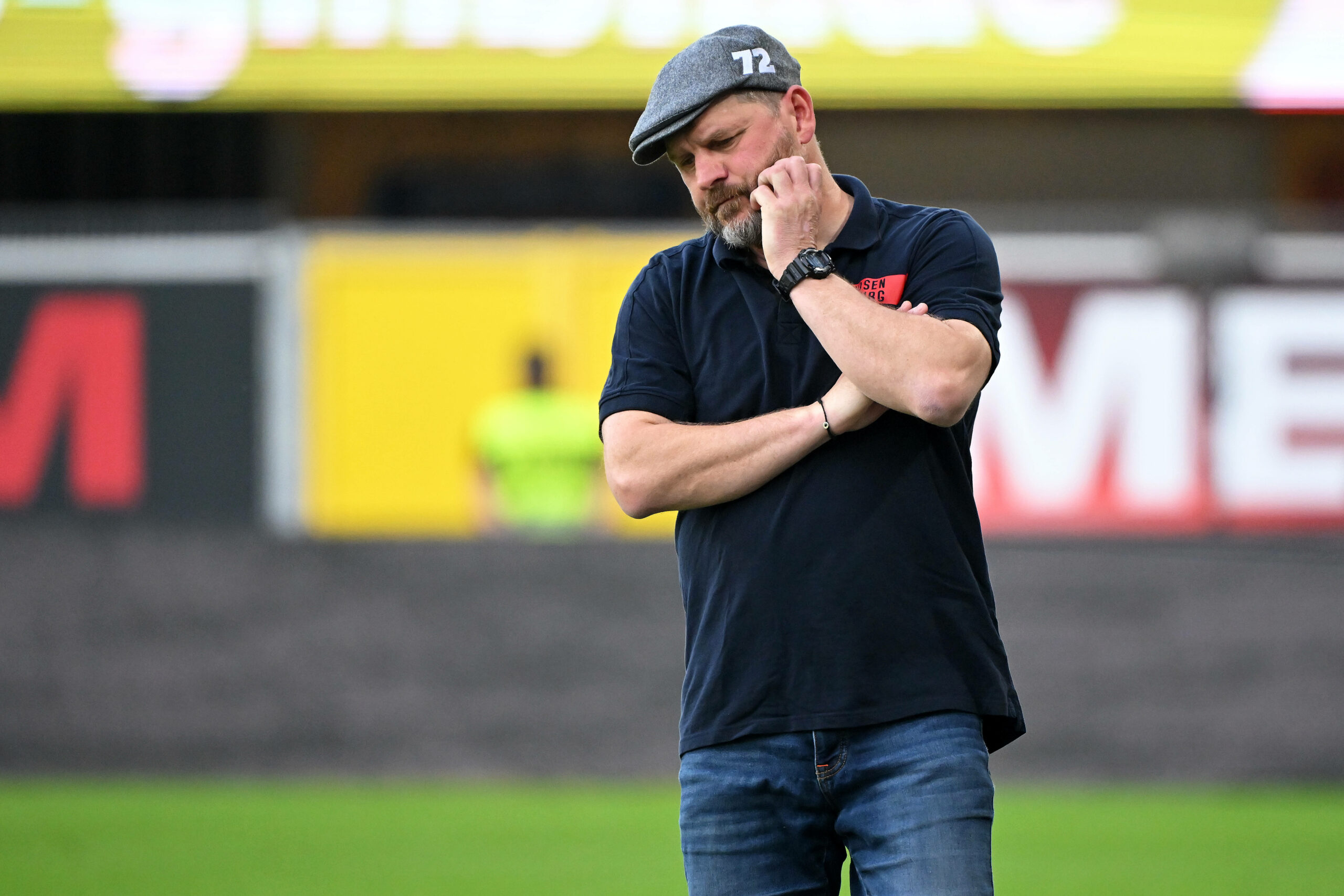 HSV-Trainer Steffen Baumgart guckt am Spielfeldrand enttäuscht zu Boden