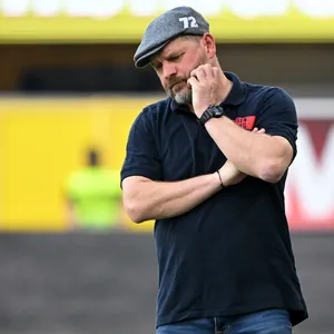 HSV-Trainer Steffen Baumgart guckt am Spielfeldrand enttäuscht zu Boden