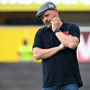 HSV-Trainer Steffen Baumgart guckt am Spielfeldrand enttäuscht zu Boden
