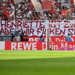 Banner der Fans des 1. FC Köln gegen Henriette Reker