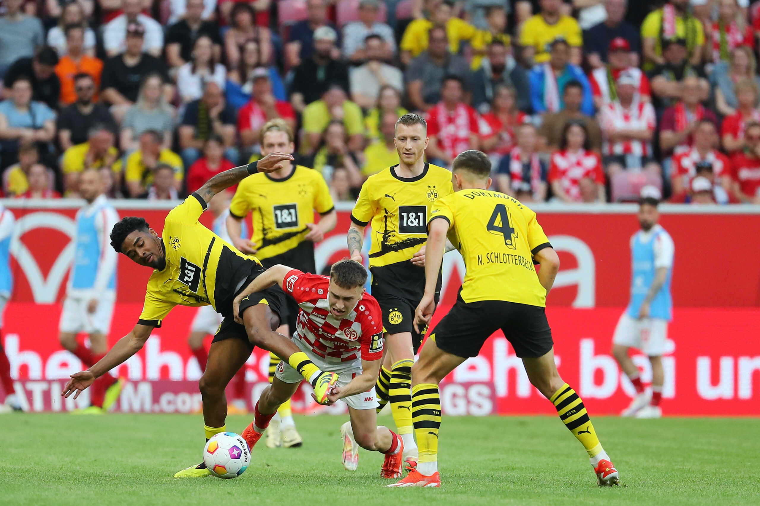 Vier Dortmunder im Zweikampf mit einem Mainzer Spieler.