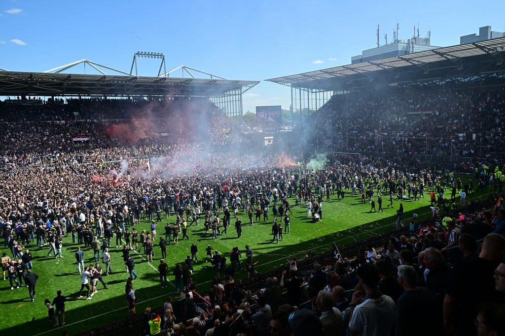 Platzsturm im Millerntor-Stadion beim St. Pauli-Aufstieg