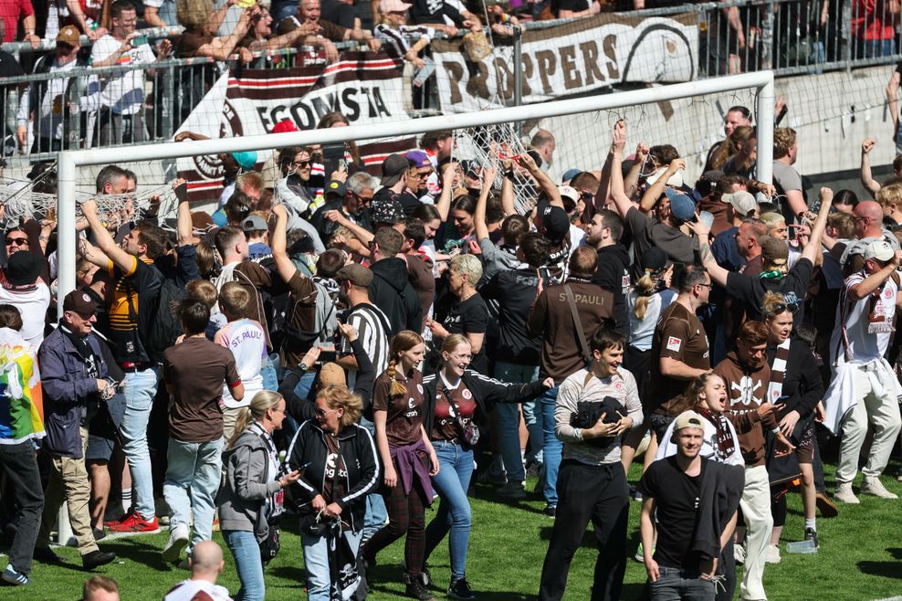 St. Pauli-Fans nehmen sich Stücke vom Tornetz mit