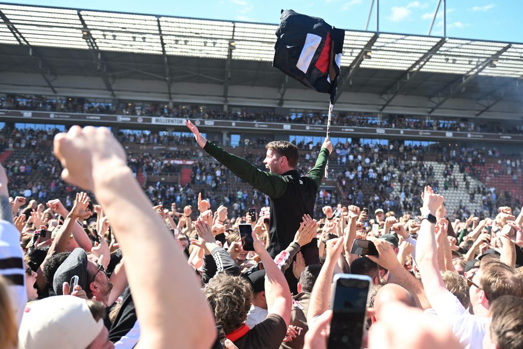 Fabian Hürzeler lässt sich von den St. Pauli-Fans auf Händen tragen
