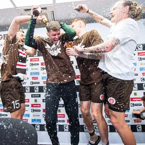 Bierdusche für Fabian Hürzeler