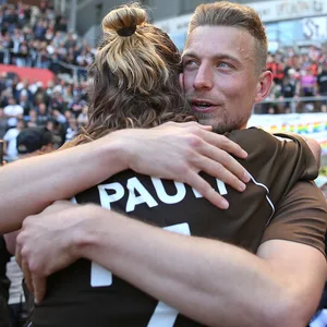 Hauke Wahl mit Jackson Irvine nach dem Aufstieg