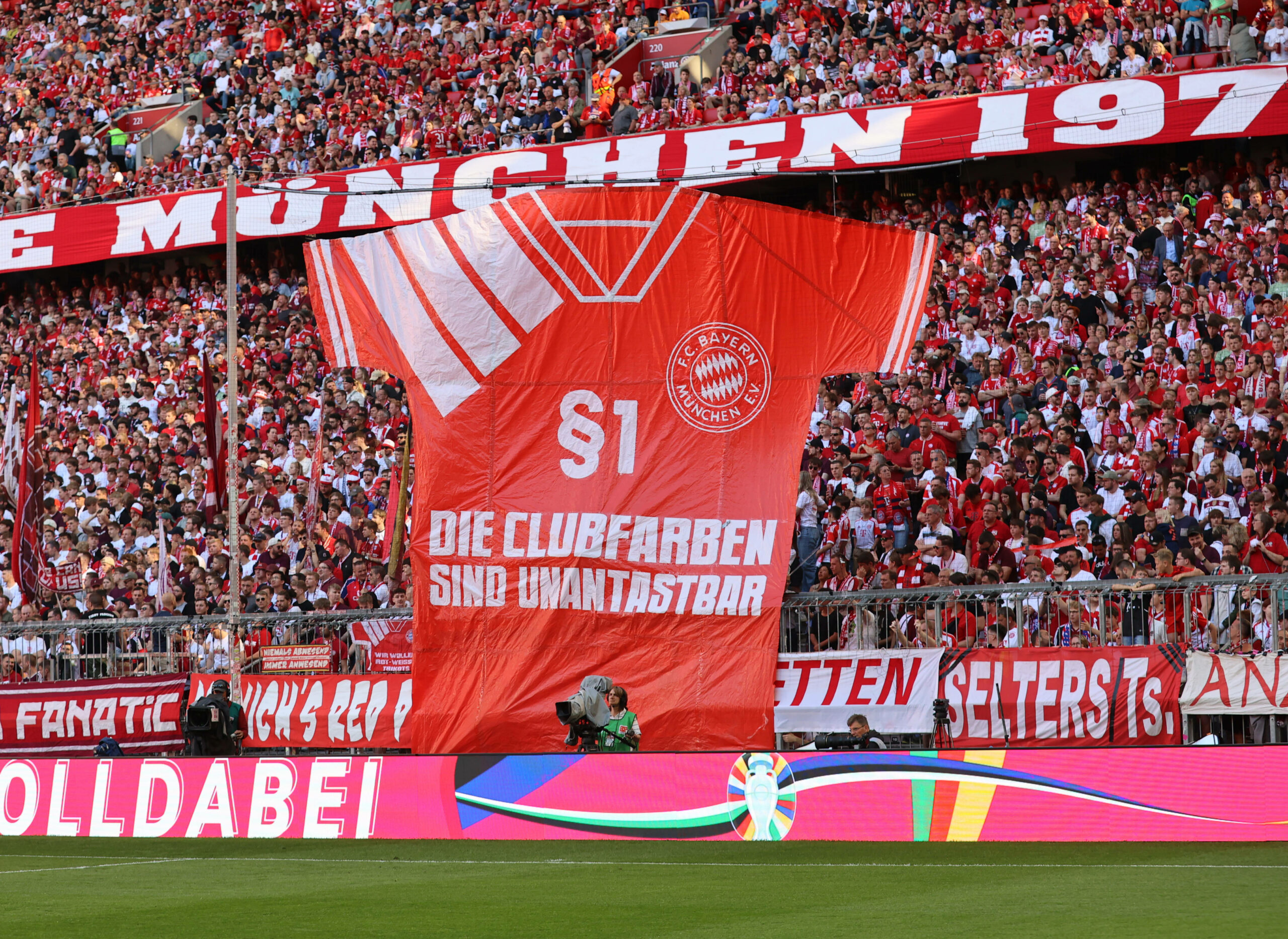 Eine Choreografie der Bayern-Fans mit der Aufschrift: „Die Clubfarben sind unantastbar“