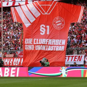 Eine Choreografie der Bayern-Fans mit der Aufschrift: „Die Clubfarben sind unantastbar“
