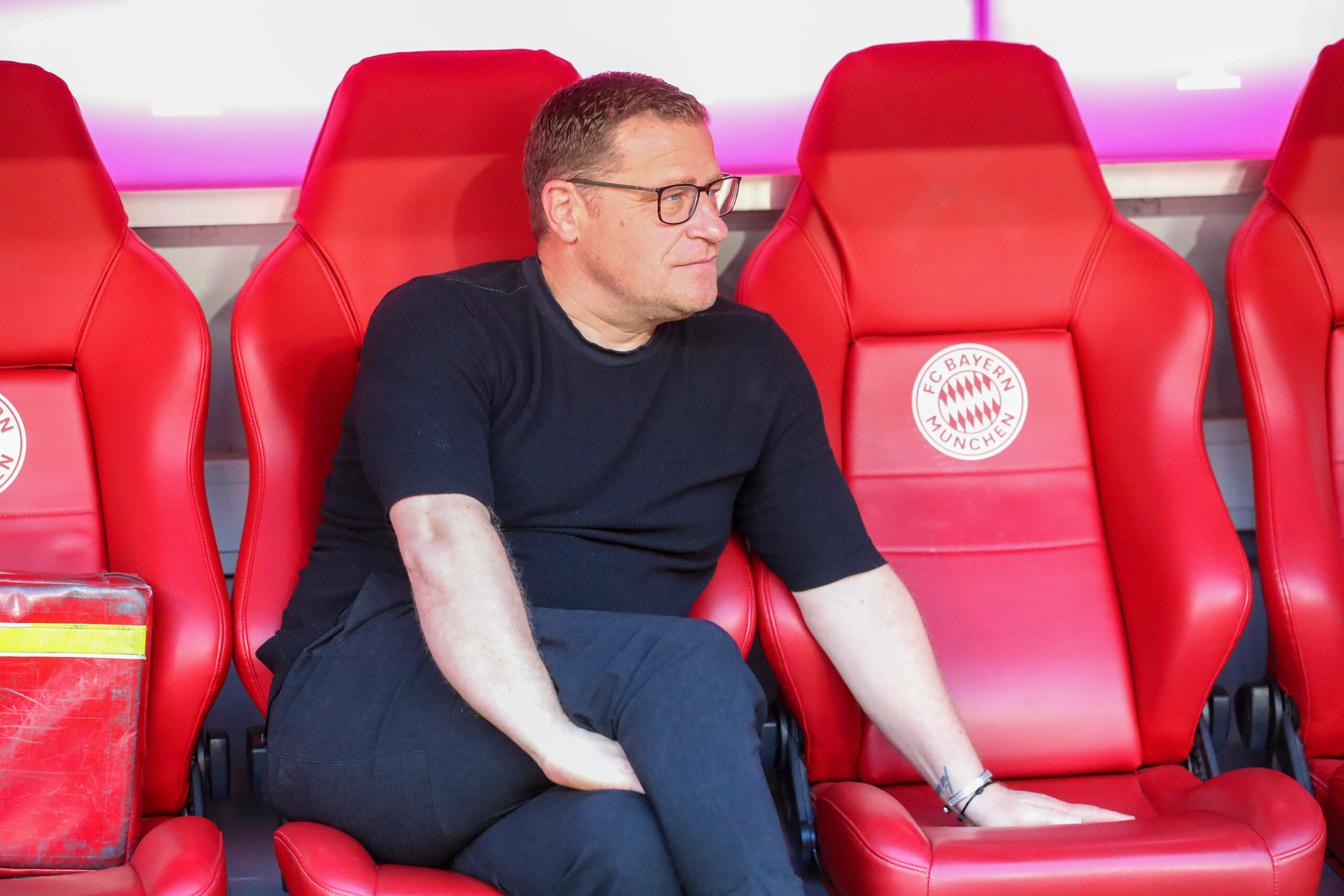 Max Eberl auf der roten Bayern-Bank.