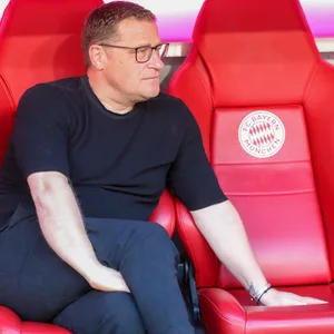 Max Eberl auf der roten Bayern-Bank.