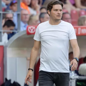 Edin Terzic an der Seitenlinie beim Spiel gegen Mainz