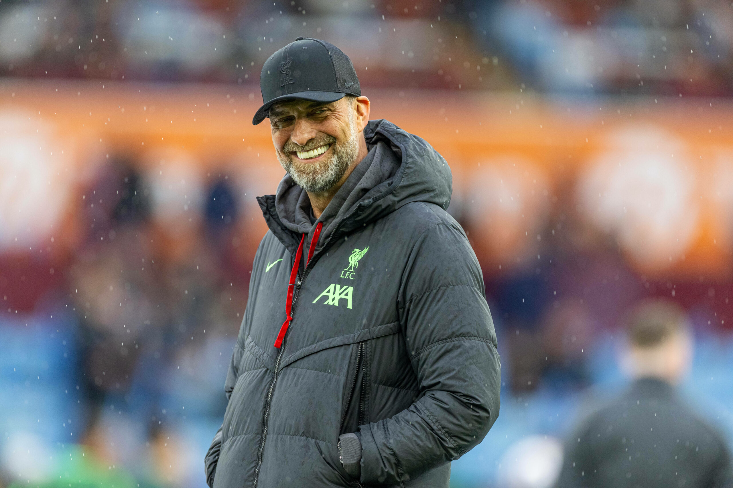 Jürgen Klopp lächelt mit den Händen in der Tasche