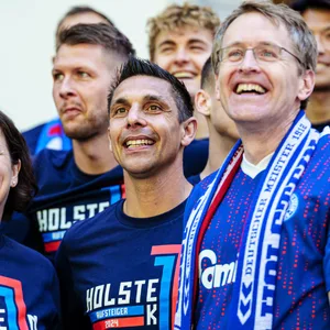Schleswig-Holsteins Ministerpräsident Daniel Günther feierte mit Holstein Kiels Trainer Marcel Rapp den Bundesliga-Aufstieg der Störche.