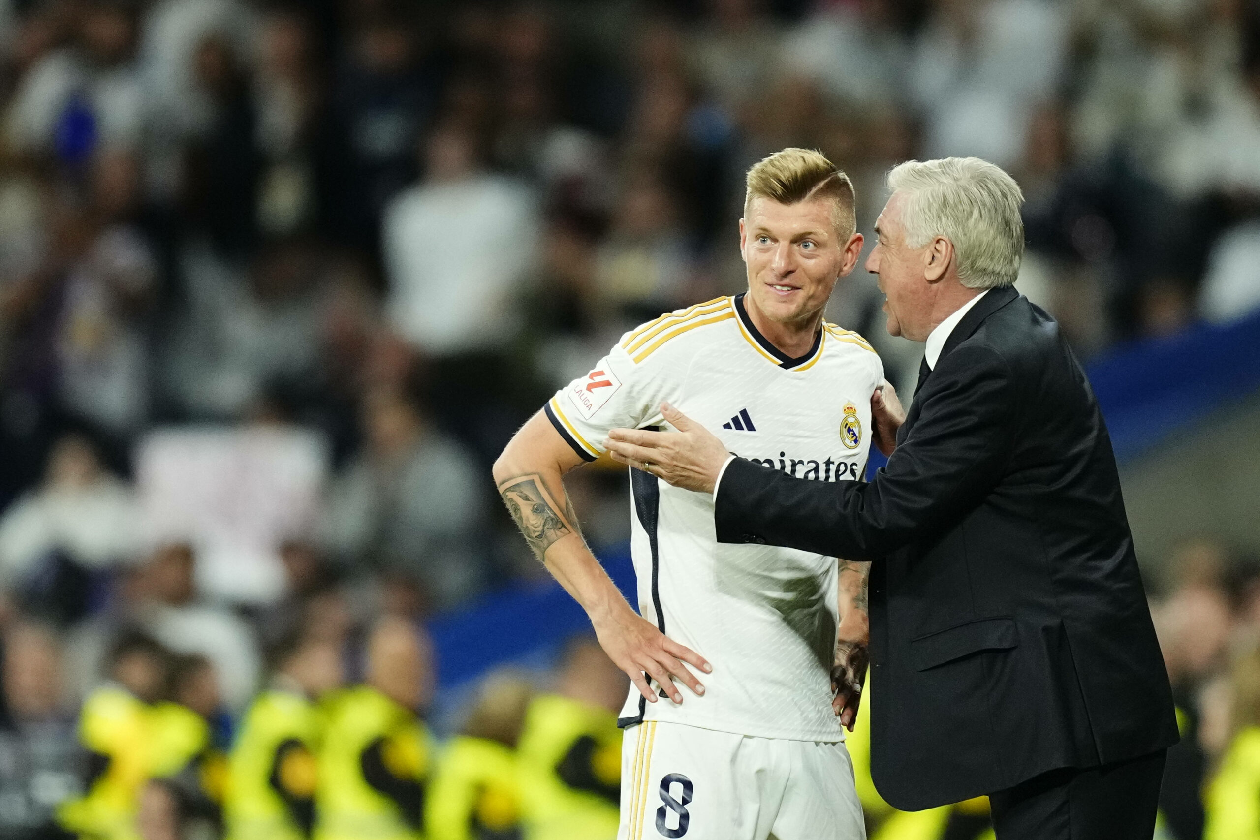 Toni Kroos im Austausch mit seinem Trainer Carlo Ancelotti