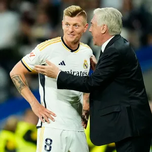 Toni Kroos im Austausch mit seinem Trainer Carlo Ancelotti