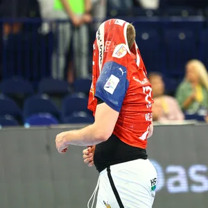 Hamburgs Handballspieler Niklas Weller hat sich enttäuscht das Trikot über den Kopf gezogen