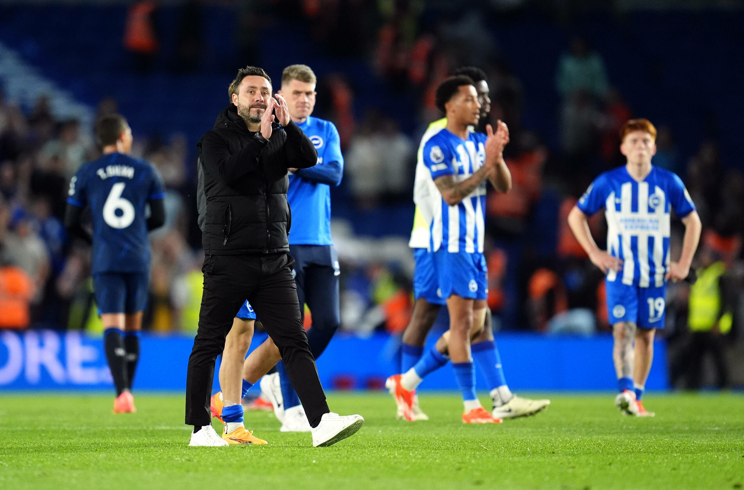 Brighton and Hove Albion-Spieler und Roberto De Zerbi bedanken sich bei den Fans.