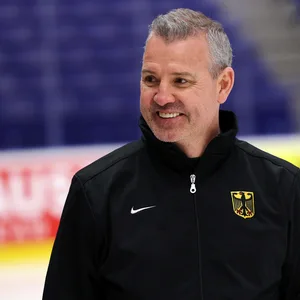 Serge Aubin als Trainer-Assistent beim Training