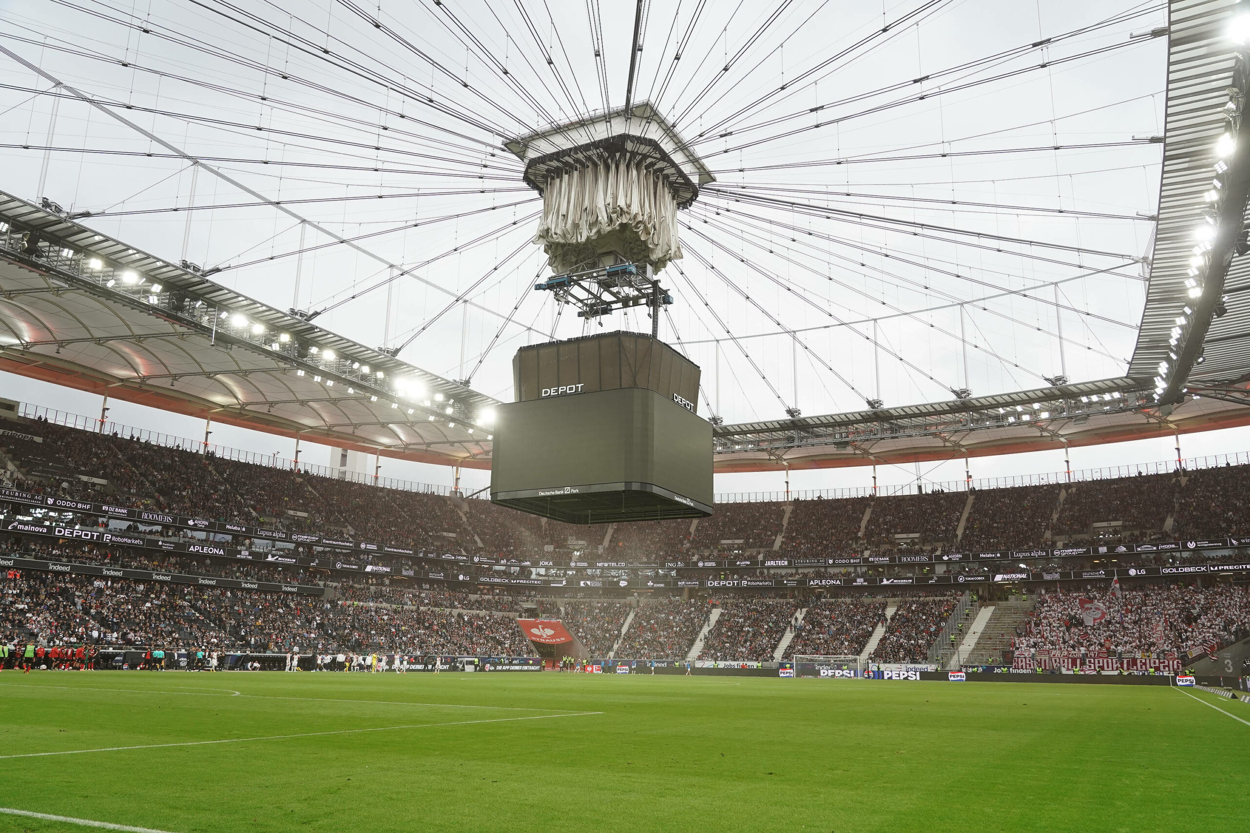 Videowürfel kommt aufgrund der Rauchentwicklung durch Leipziger Bengalso von der Stadiondecke herunter