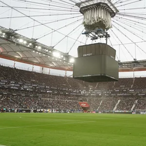 Videowürfel kommt aufgrund der Rauchentwicklung durch Leipziger Bengalso von der Stadiondecke herunter