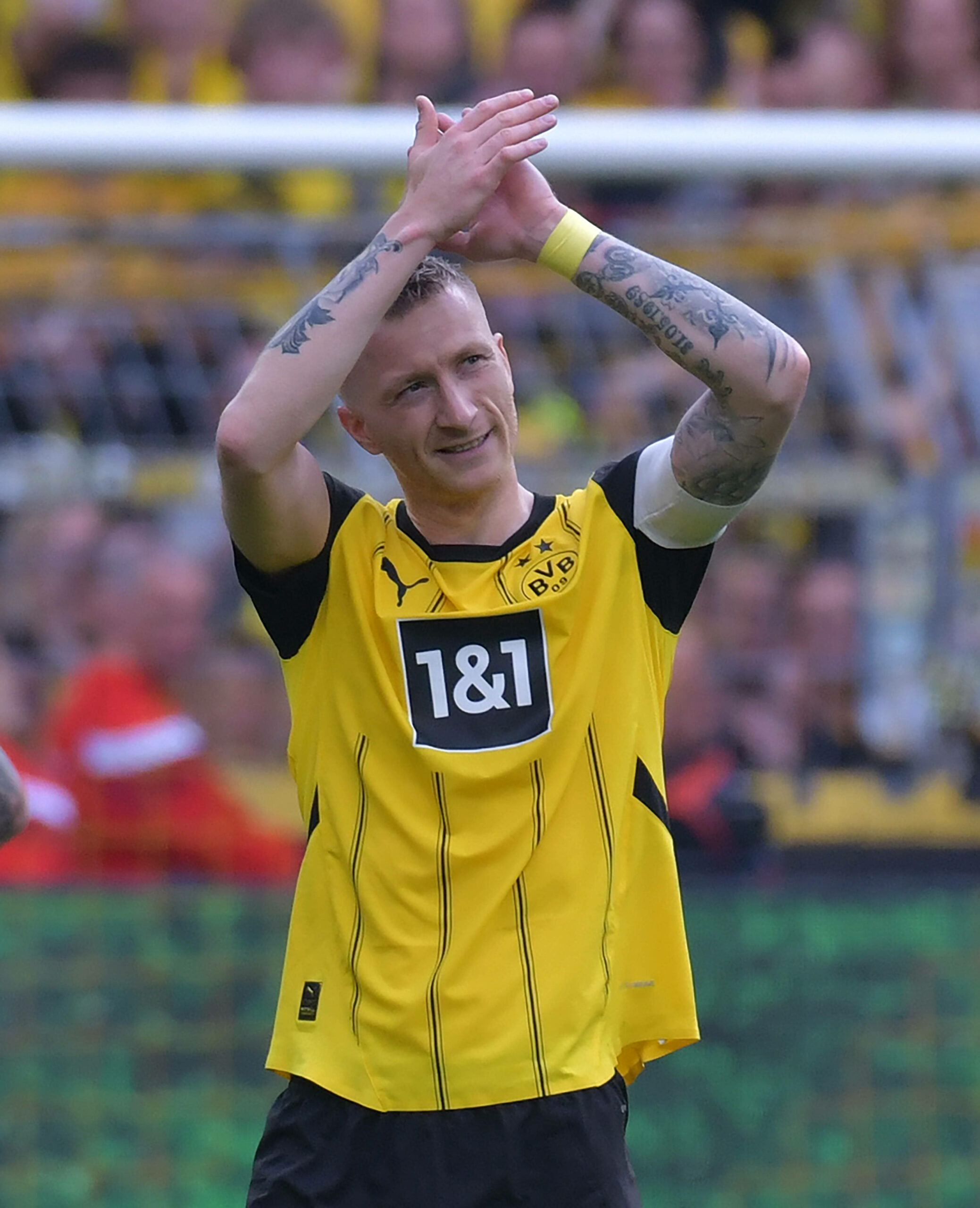 Marco Reus applaudiert und bedankt sich bei den Fans.