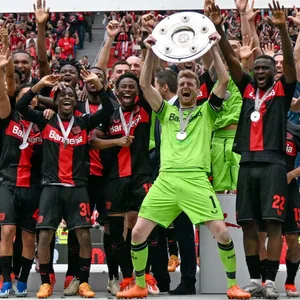 Hradecky hebt die Schale in der Höhe.