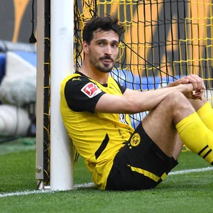 Mats Hummels sitzt am Pfosten.