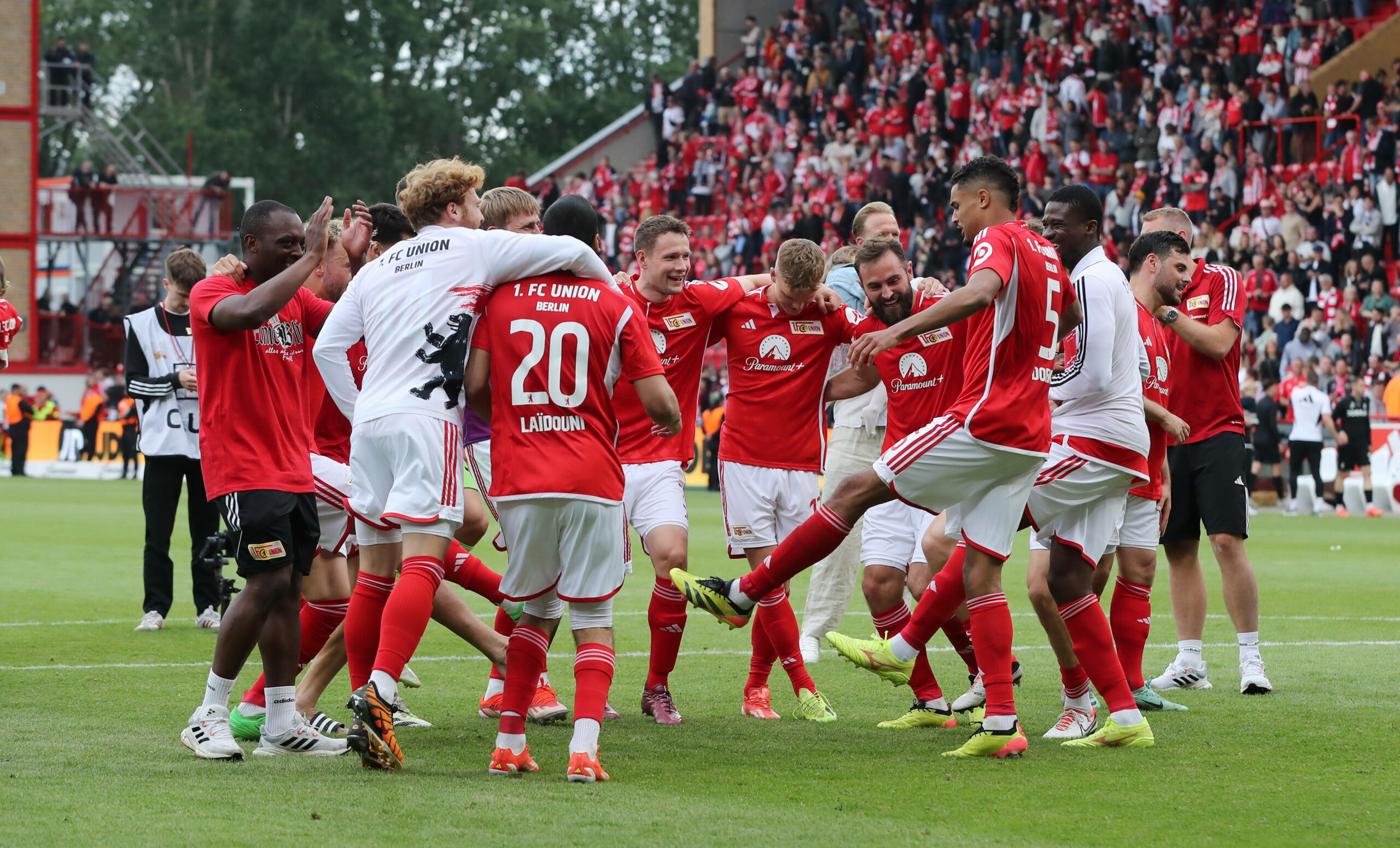 Die Spieler von Union Berlin feiern den Klassenerhalt.