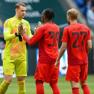 Manuel Neuer klatscht seinen Teamkollegin ab
