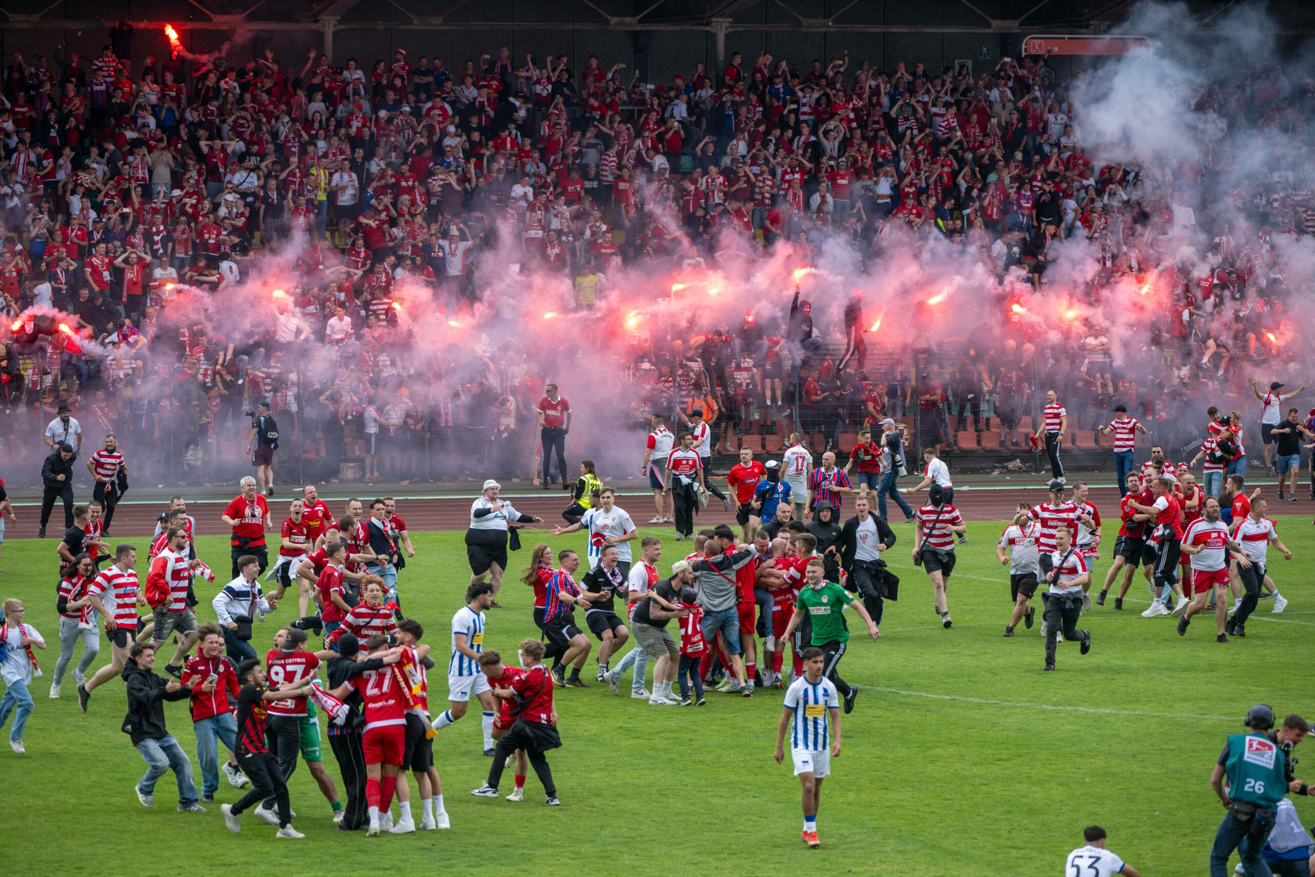 Die Fans feiern mit der Mannschaft den Aufstieg von Energie Cottbus