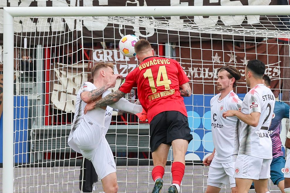 St. Paulis große Meister-Party in Wiesbaden – nur der Stadionsprecher irritiert