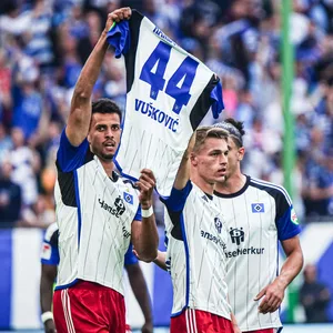 Robert Glatzel und Miro Muheim jubeln mit dem Trikot von Mario Vušković