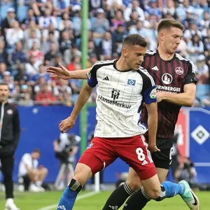 Zukunft offen: László Bénes (l./gegen Nürnbergs Florian Flick) könnte in diesem Sommer wechseln.