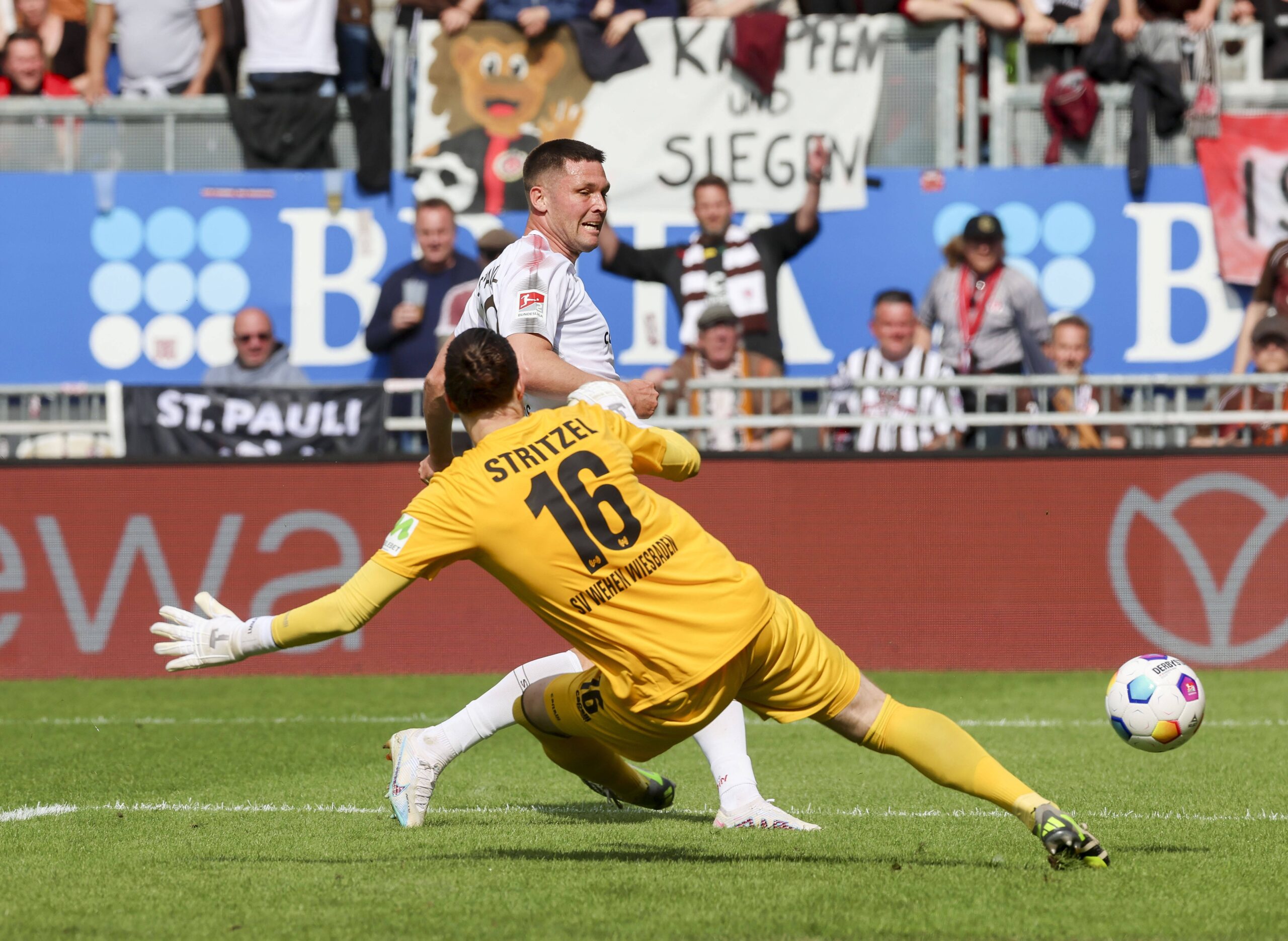 Andreas Albers trifft zum 1:1 in Wiesbaden