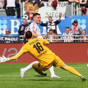 Andreas Albers trifft zum 1:1 in Wiesbaden