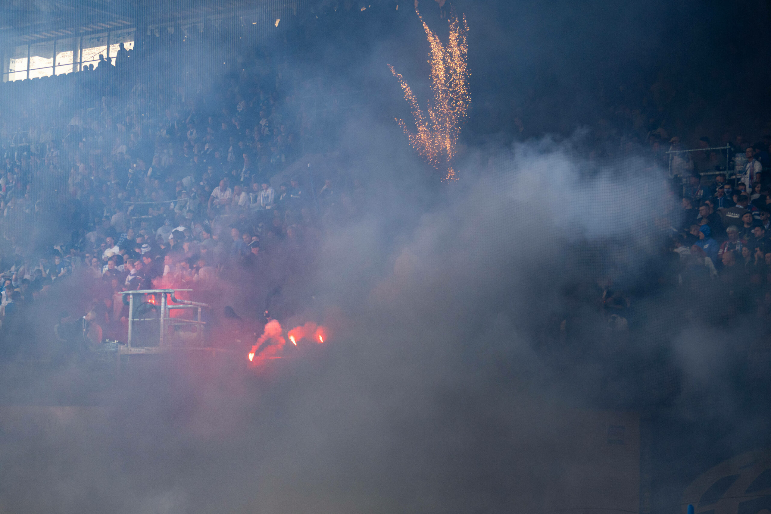 Fans von Hansa Rostock zünden Rauchbomben