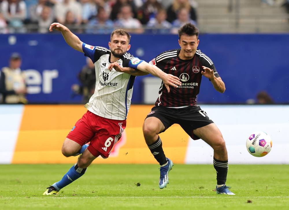 Lukasz Poreba (l./hier gegen Nürnbergs Jens Castrop) spielte in der gerade abgelaufenen Saison auf Leihbasis beim HSV.