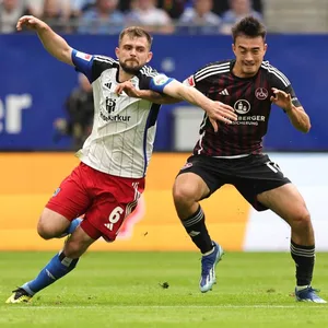 Lukasz Poreba (l./hier gegen Nürnbergs Jens Castrop) spielte in der gerade abgelaufenen Saison auf Leihbasis beim HSV.