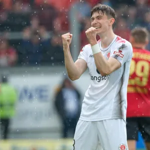 Scott Banks freut sich im Regen von Wiesbaden über St. Paulis Meisterschaft.