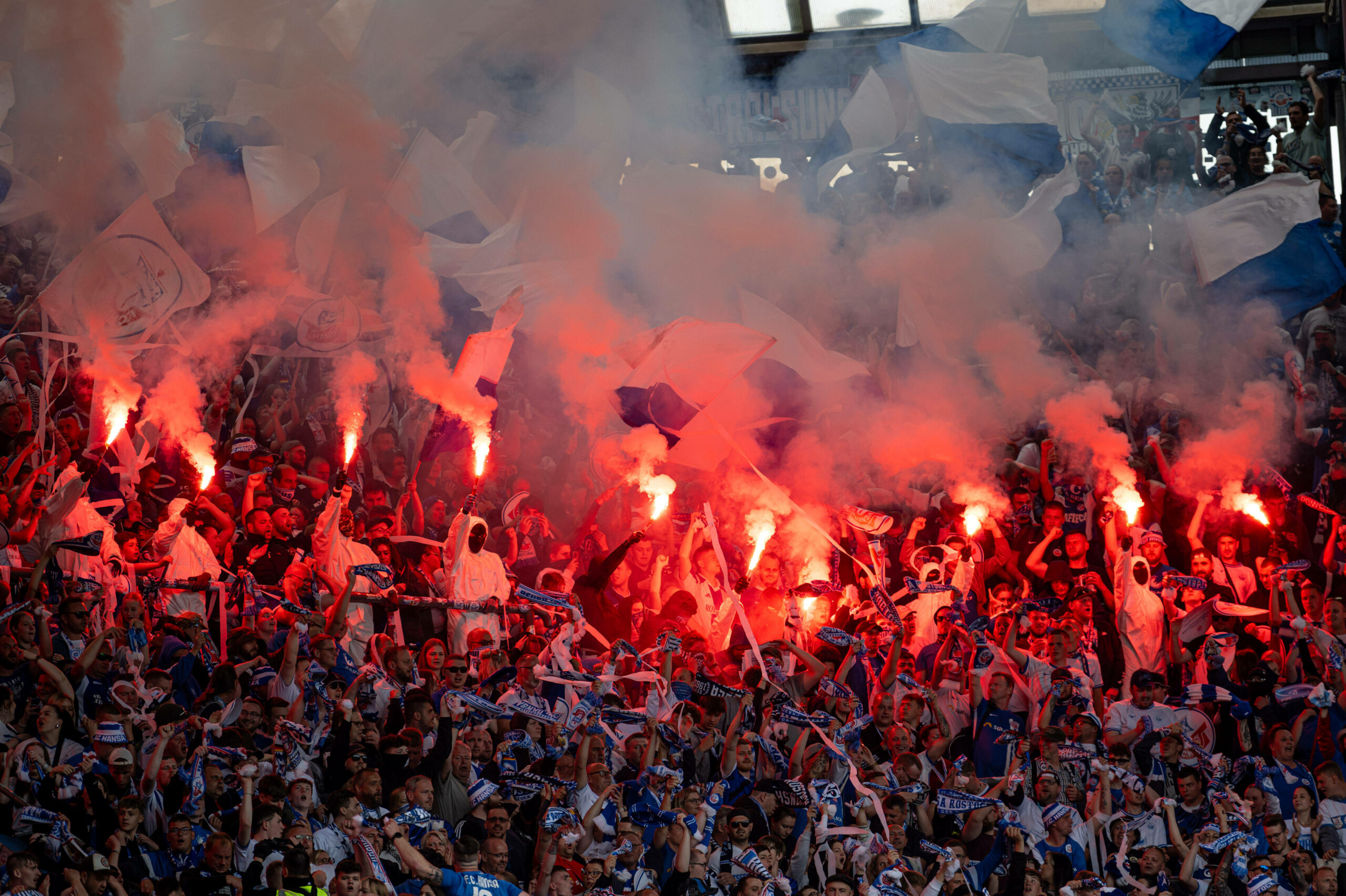 Rostock-Fans zünden Pyrotechnik in ihrem Block