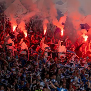 Rostock-Fans zünden Pyrotechnik in ihrem Block