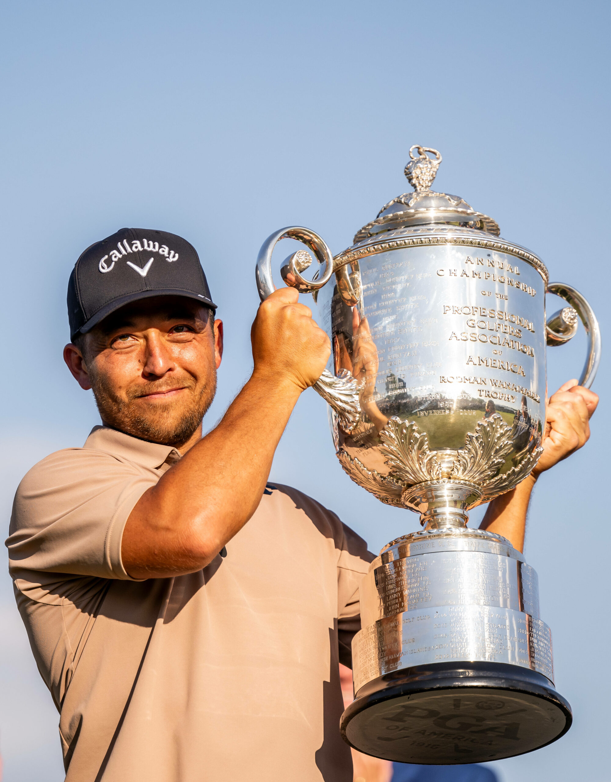 Xander Schauffele hält den Pokal hoch