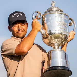 Xander Schauffele hält den Pokal hoch